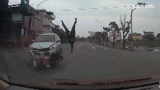 搶快枉死！　騎士闖紅燈遭直行廂型車撞飛亡