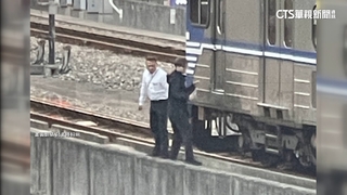 六家車站駕駛員「玩命」　蹲高架橋邊聊天已違規