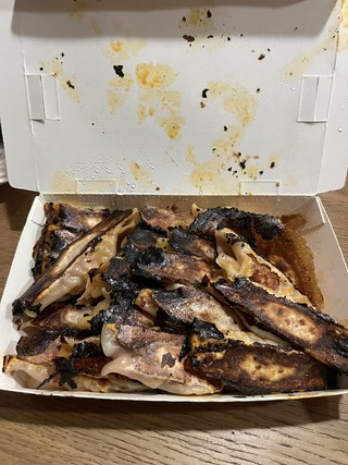 買鍋貼打開「整盒焦黑」　一票網友傻眼喊：竹炭新口味？　總公司回應了！