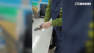 驚！開車窗秀槍型打火機　警以車追人.2男送辦