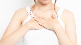 情侶恩愛摸到「不明腫塊」　30歲女淚憶：我得了乳癌