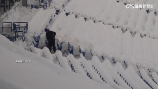 雪掩NFL比爾隊主場　水牛城球迷剷雪「找球場」