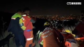 情侶賞夜景拍照遇強風　男跌2層樓高邊坡擦傷