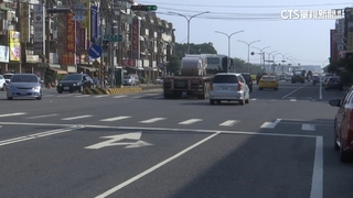 姊妹機車雙載通勤出車禍！　後座妹摔地遭輾斃