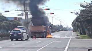 剎車不及！　桃園2砂石車追撞　疑漏油起火車頭燬