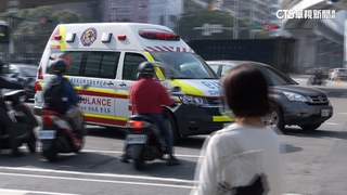 未禮讓撞上救護車　騎士挨罰3600.吊銷駕照