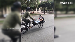 驚險！父騎「加長單車」載孩　網喊危險.警將勸導