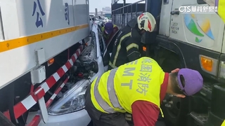 小客車遭大車「夾擊」車頭潰縮　駕駛幸運僅輕傷