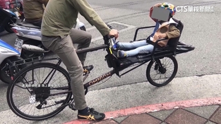 驚險！父騎「加長單車」載孩上學　民眾目睹直呼危險