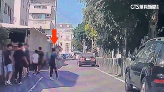 學童馬路上推鬧進車道險被撞　律師：害受傷觸法