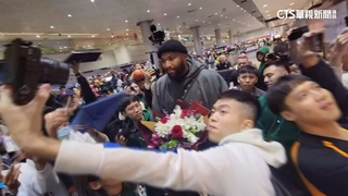 前NBA球星「表弟」卡森斯抵台　百名球迷接機嗨翻