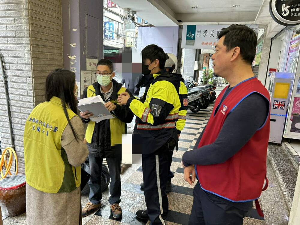 執行人員與男子僵持許久，只好報警尋求基隆警方協助。圖／法務部行政執行署宜蘭分署提供