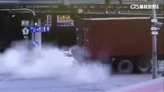 高雄曳引車連續爆胎駕駛急停靠　直擊民眾嚇壞