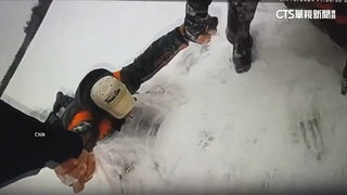 踩破「結冰湖面」落水！　愛犬聯手警察救主人一命