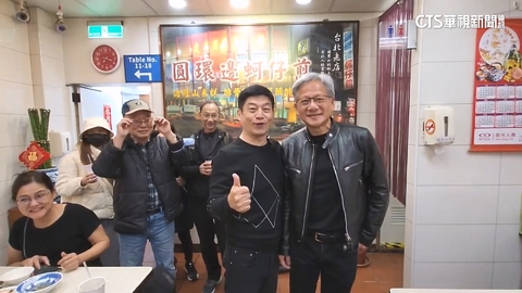 黃仁勳連2天逛寧夏夜市 夜市會長大讚:台灣之光
