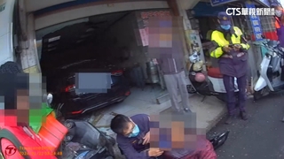 碰！迴轉撞機車又衝便當店2人傷　店內一片狼藉