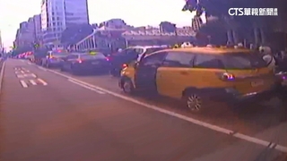 小黃遭撞司機突開車門查看　害公車急剎釀7傷