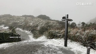 夢幻湖.七星山變銀白世界　登山客留手印.堆雪人