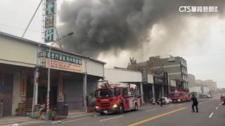 高雄三民區電池倉庫火警　驚人黑煙直竄天際