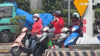 南部上午11-15度　騎士穿雨衣抵抗寒風成奇景