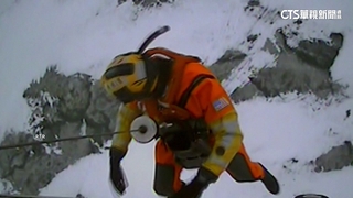 美幼童跌入結冰池　員警救援過程全都錄