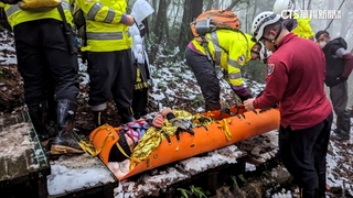 女遊客上山賞雪摔斷腿　警消人肉接駁救出