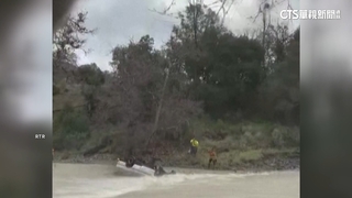 美國加州暴雨.溪暴漲　女子開車翻覆困15小時獲救