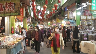 春節將至！民眾搶採買年貨　零食乾貨一次備齊