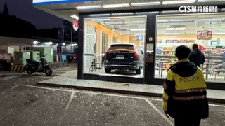 休旅車欲轉入停車格　疑誤踩油門失控撞進超商