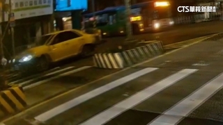 計程車搶快右轉疑「加速」撞到行人　運將遭罰6千元