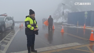 武嶺下冰霰？　民眾嗨翻　公路局：固態降水