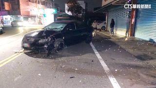 失控轎車衝民宅！　撞破鐵門「人秒閃」屋主火大