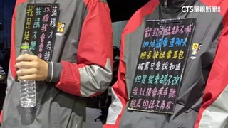 加油站員工沒「喊歡迎光臨」　主管逼掛看板罰站