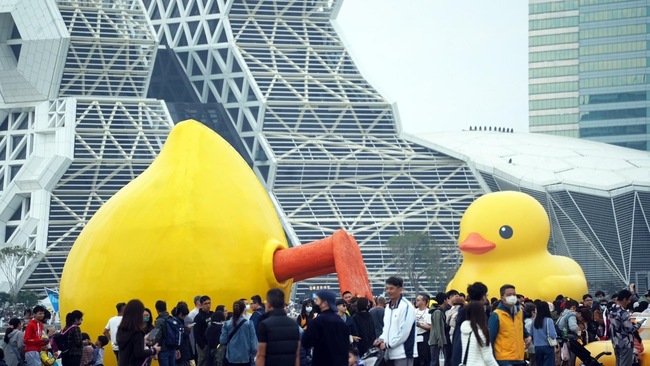 黃色小鴨回歸高雄　跌倒「小鴨」引熱議　觀光局澄清：沒有小鴨跌倒 | 華視新聞