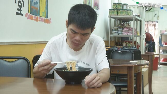 路邊攤「小碗陽春麵60」　網直呼平民美食變不親切了 | 華視新聞