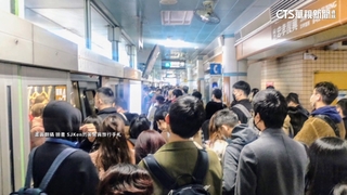 上班遇文湖線列車無法自動行駛　300客下車換乘