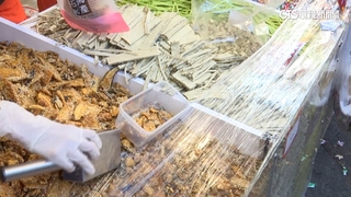 試吃年獸？！　年貨大街「抓一把」還塞口袋　攤商無奈