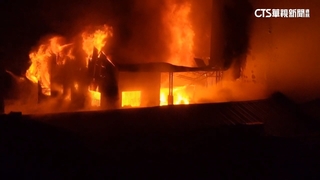 鐵皮神壇全面燃燒　屋內鞭炮狂炸　延燒3戶