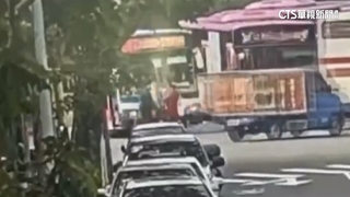 女肉身擋公車.上車沒刷卡　疑惱羞成怒撕千元鈔