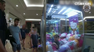 老爸快急死！　澳3歲男童困夾娃娃機　冷靜獲警讚