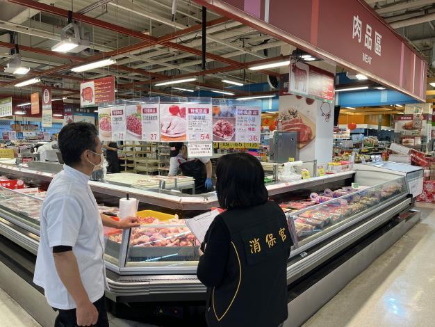消保官至連鎖賣場查核肉類售價。圖／台南市政府法制處提供