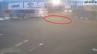 路不平刮破油底殼　客運沿路漏油害騎士摔傷