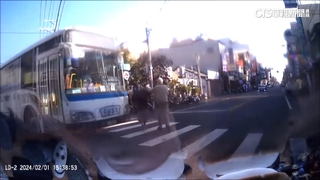 恐怖車禍！　老夫妻牽手過馬路遭撞1死1重傷