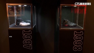 創紀錄！「籃球之神」喬丹球鞋　6雙拍賣8百萬美元