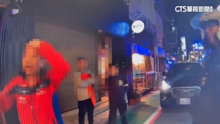 不滿窄道「前車擋道」　後車駕駛按喇叭遭4男圍毆