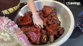 辦年貨！　萬巒豬腳一條街湧人潮　朴子市場肉乾夯