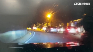 行車糾紛？　7車見警一哄而散　進口車撞警車逃逸