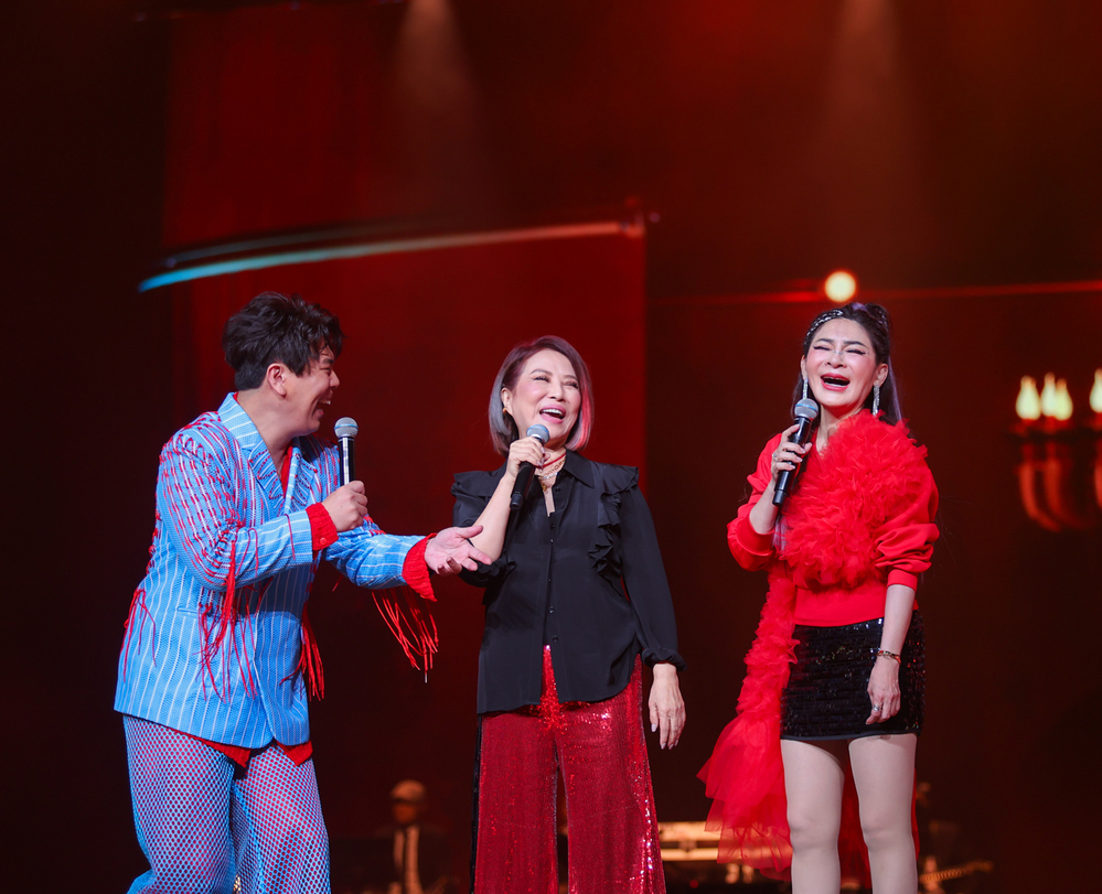 主持人邵大倫(左起)、葉璦菱、王彩樺在舞台上大聊歌廳秀時代，真實呈現最熱情、詼諧的秀場文化。