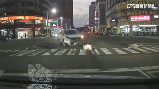 駕駛左轉疑未禮讓碰撞　直行機車情侶噴飛送醫