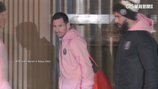 梅西爭議聲中抵達日本　朝鏡頭揮手面露微笑